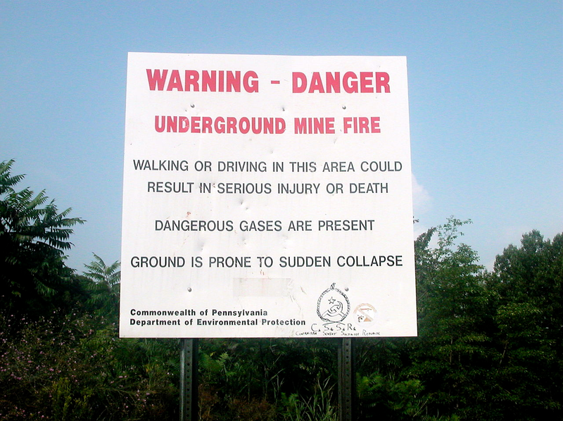 Señal de advertencia sobre el peligro del lugar. Wikimedia Commons